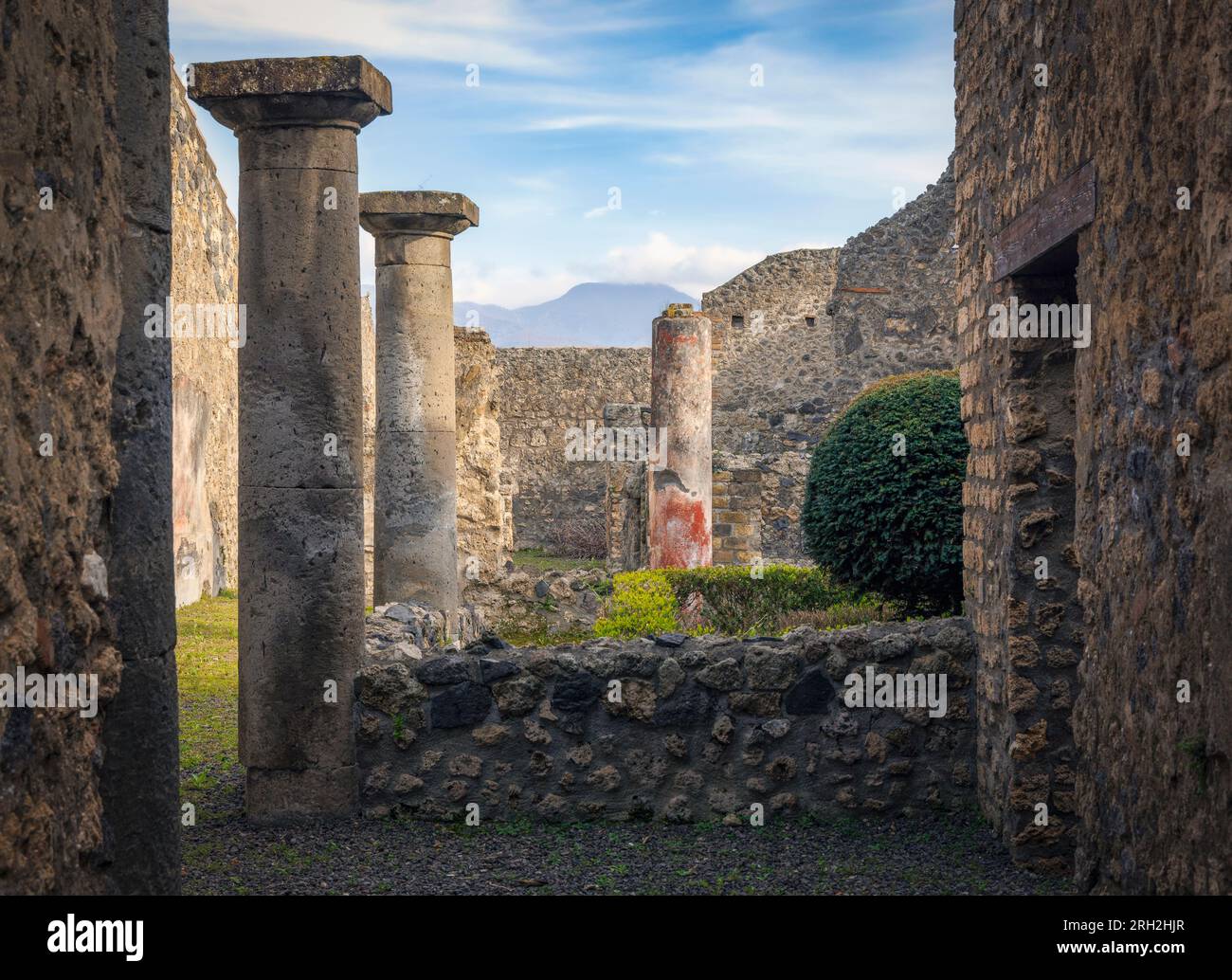 Ausgrabungsstätte Pompeji, Kampanien, Italien. Eine Ausgrabung in der Via dell'abbondanza, einer der wichtigsten Straßen der Stadt. Pompeji, Herculaneum und Stockfoto