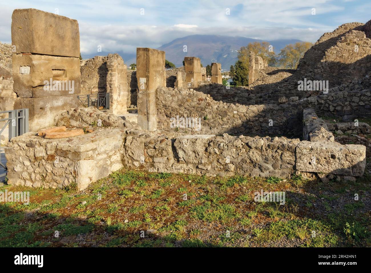 Ausgrabungsstätte Pompeji, Kampanien, Italien. Ausgehobene Eigenschaften. Pompeji, Herculaneum und Torre Annunziata werden gemeinsam zum UNESCO-Weltkulturerbe erklärt Stockfoto