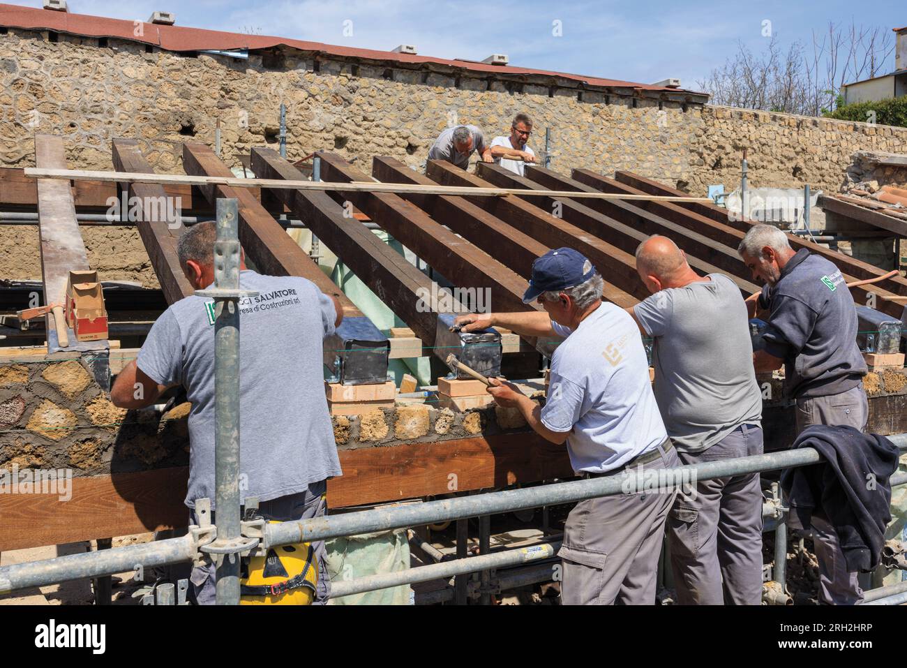 Ausgrabungsstätte Pompeji, Kampanien, Italien. Bauarbeiter, die auf einem Dach arbeiten. Die meisten Dächer in Pompeji stürzten unter dem Gewicht der Asche vom Vesuv zusammen. Vil Stockfoto