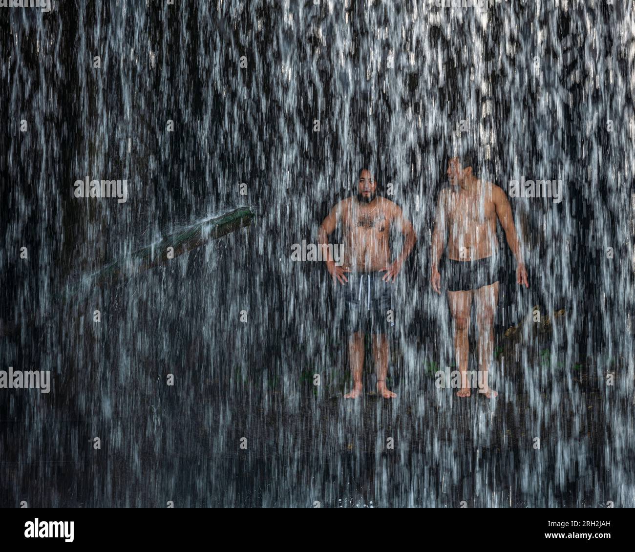 Zwei Männer bereiten sich auf den Tauchgang vom Daniels Dam in Ellicott City, Maryland, vor Stockfoto