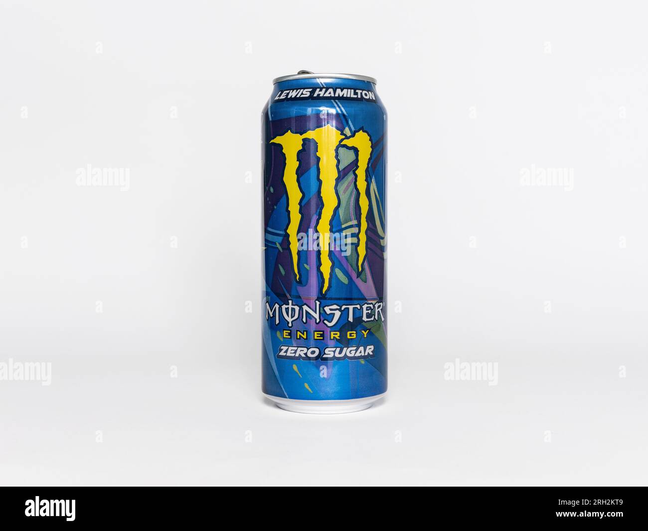 Monster Energy Lewis Hamilton Getränk. Die Dose ist blau mit einer gelben Klaue. Das zuckerfreie Getränk ist eine Sonderausgabe und schmeckt wie Pfirsich. Stockfoto