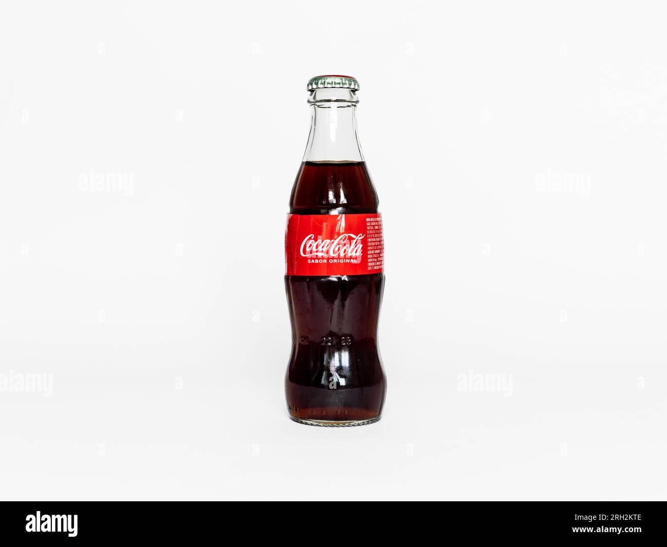 Mexikanische Colaflasche mit dem originellen Sabor-Geschmack. Das Coca-Cola-Getränk befindet sich in einer kleinen Glasflasche mit rotem Etikett und wird in Südamerika verkauft. Stockfoto
