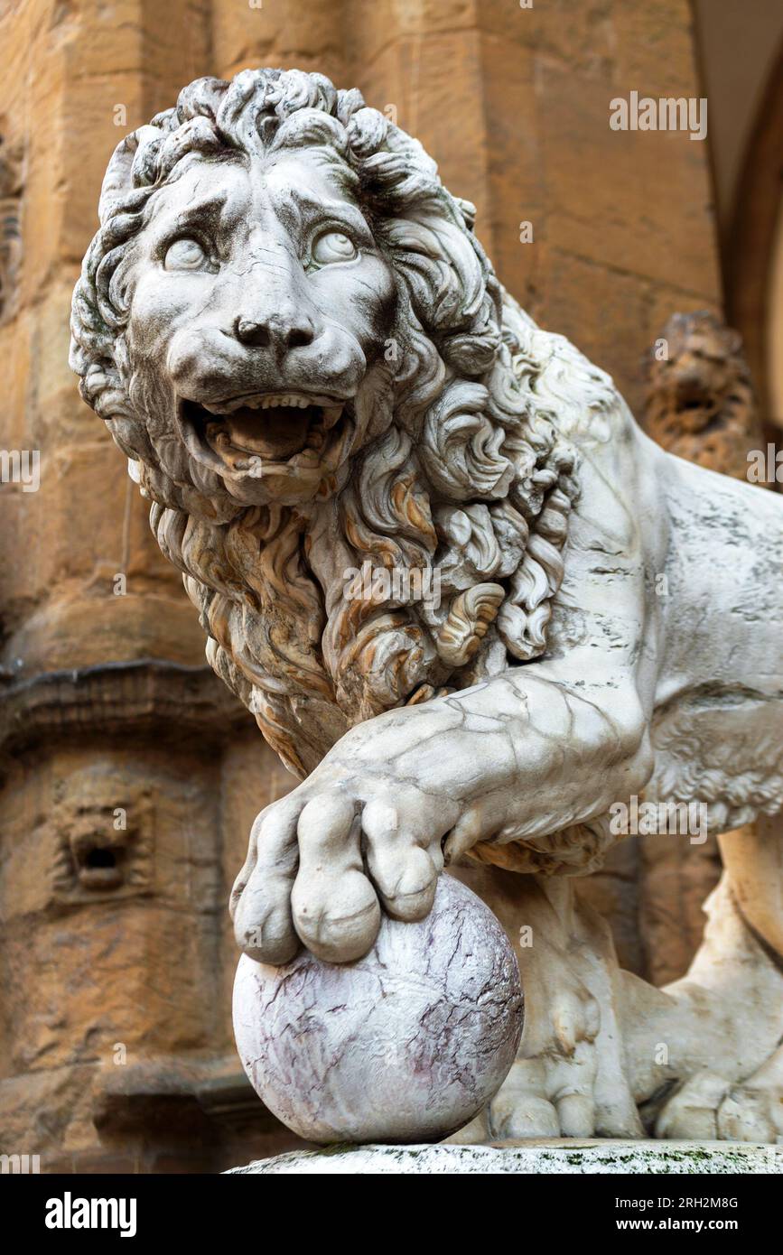 Löwenstatue auf der Piazza della Signoria im Palazzo Vecchio, Florenz, Italien. Alte italienische Marmorskulptur aus nächster Nähe, Kunst und Architektur der Renaissa Stockfoto