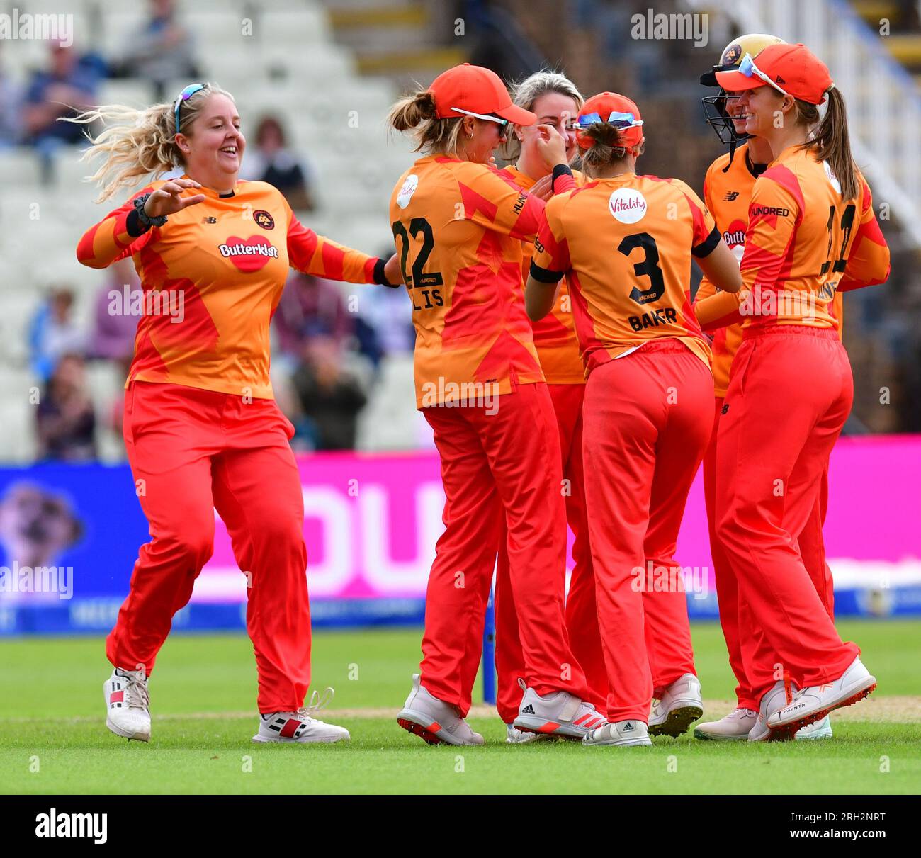 Birmingham, Großbritannien. 13. August 2023 - Edgbaston Cricket Ground, Birmingham. Veranstaltung: The 100 Double Header (Herren und Frauen): Birmingham Phoenix V Oval Invincibles. Bildunterschrift: Katie Levick feiert mit dem (Birmingham Phoenix) Birmingham Phoenix Women Team nach ihrem zweiten Wicket. Bild: Mark Dunn/Alamy Live News (Sport) Stockfoto