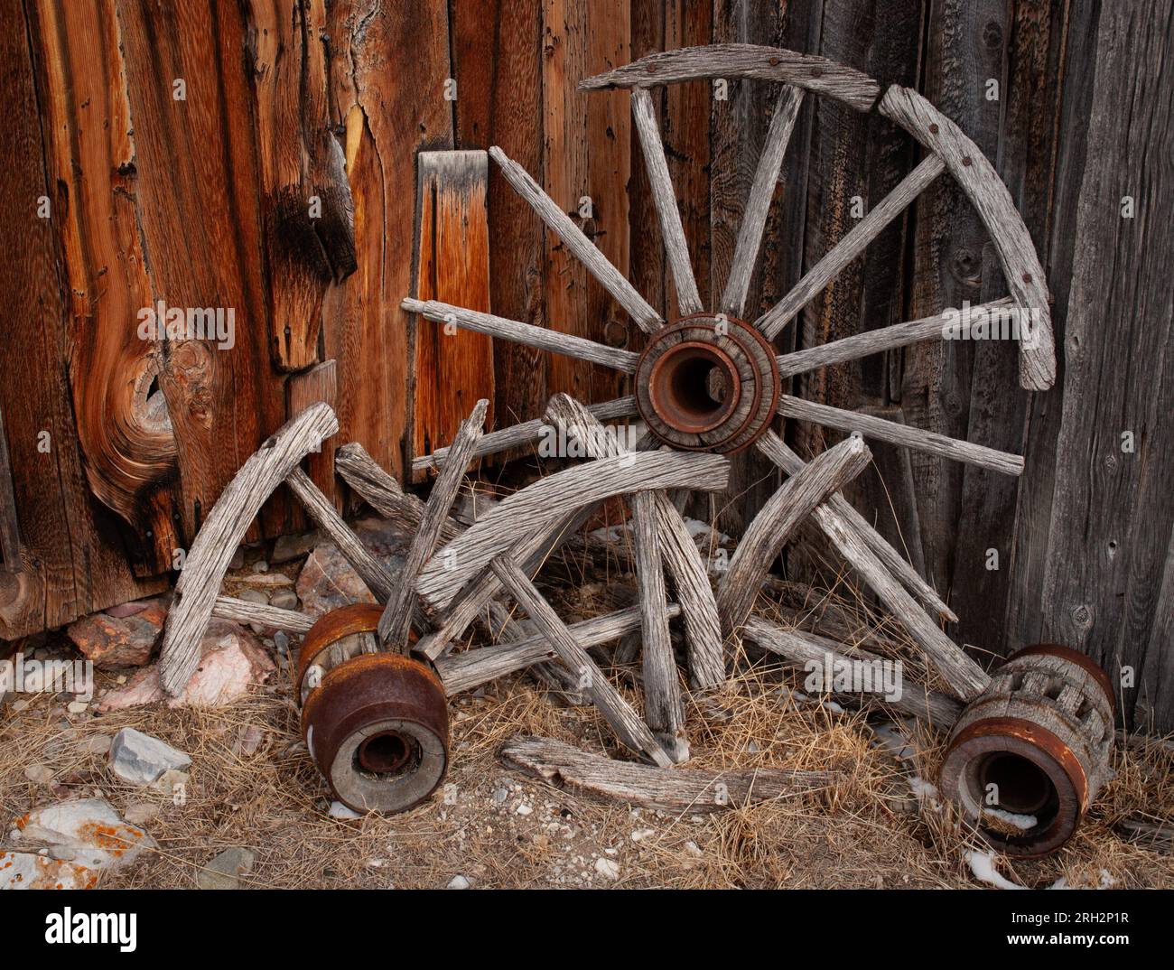 Gebrochene und verwitterte Wagenräder, Bannack Geisterstadt, Bannack State Park, Beaverhead County, Montana, USA Stockfoto