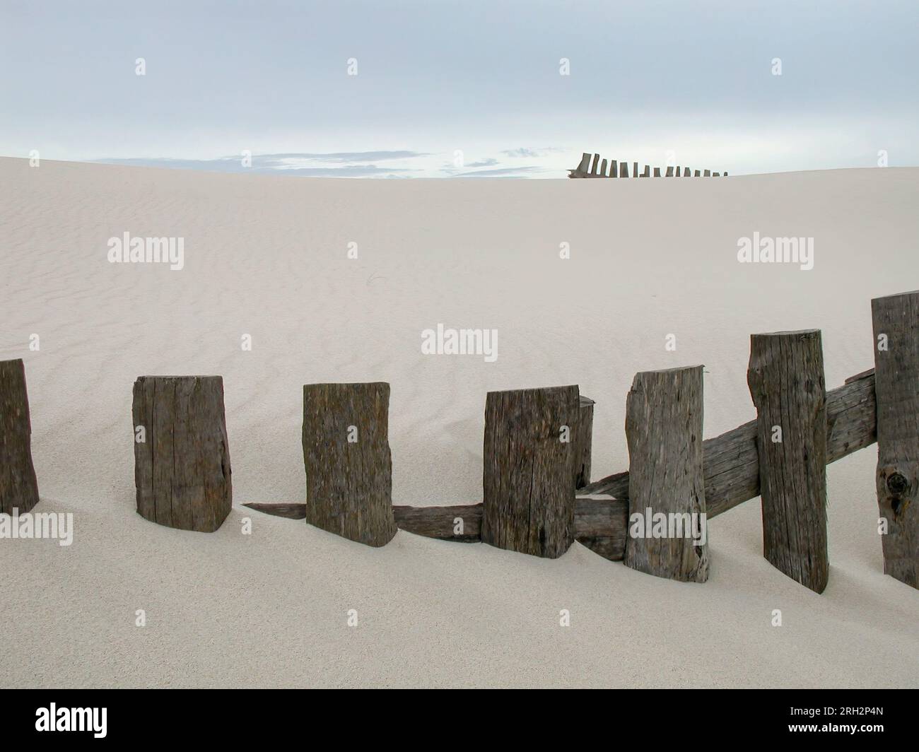 Sanddünen an der portugiesischen Küste mit Zäunen - Foto von den Anfängen der digitalen Technik Stockfoto