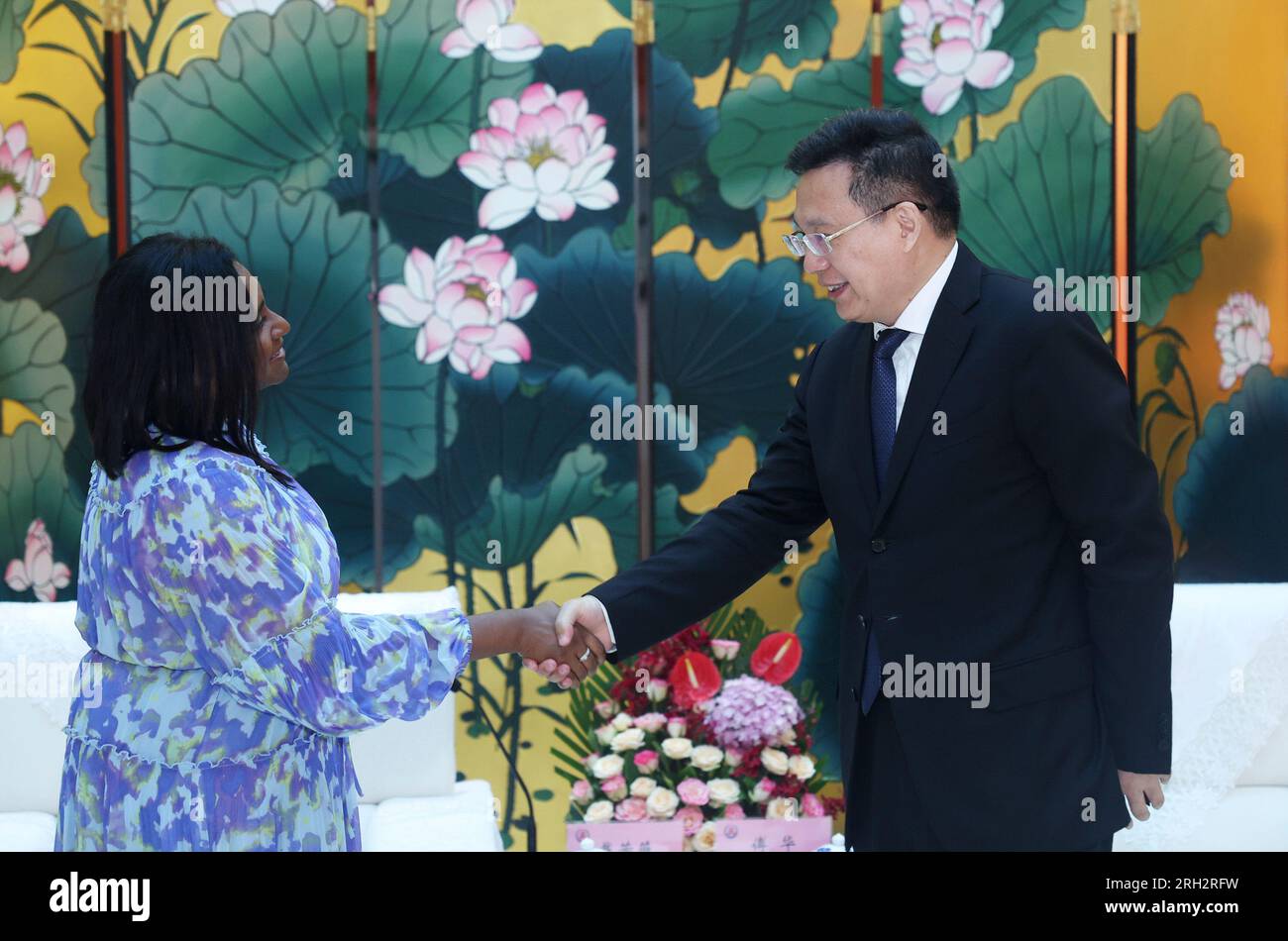 Peking, China. 13. Aug. 2023. Der Präsident der Nachrichtenagentur Xinhua, Fu Hua, trifft sich mit Daisy Veerasingham, Präsidentin und CEO der Associated Press (AP), in Peking, Hauptstadt von China, am 13. August 2023. Kredit: Ju Peng/Xinhua/Alamy Live News Stockfoto