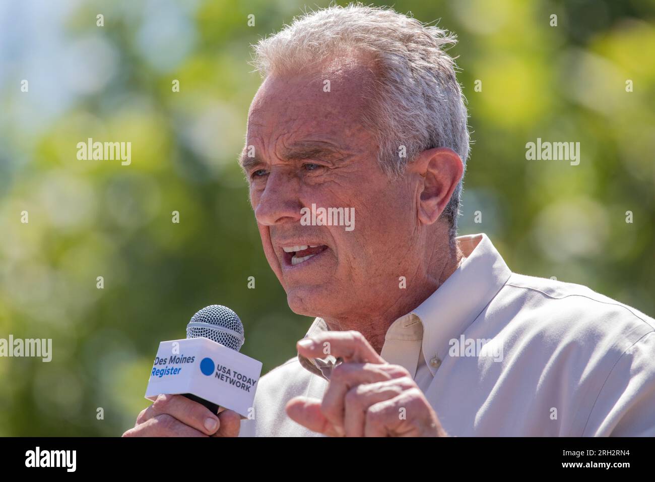 Des Moines, Iowa/USA - 12. August 2023: Autor und demokratischer Präsidentschaftskandidat Robert F. Kennedy Jr. begrüßt Anhänger auf der Iowa State Fair in des Moines, Iowa. Stockfoto