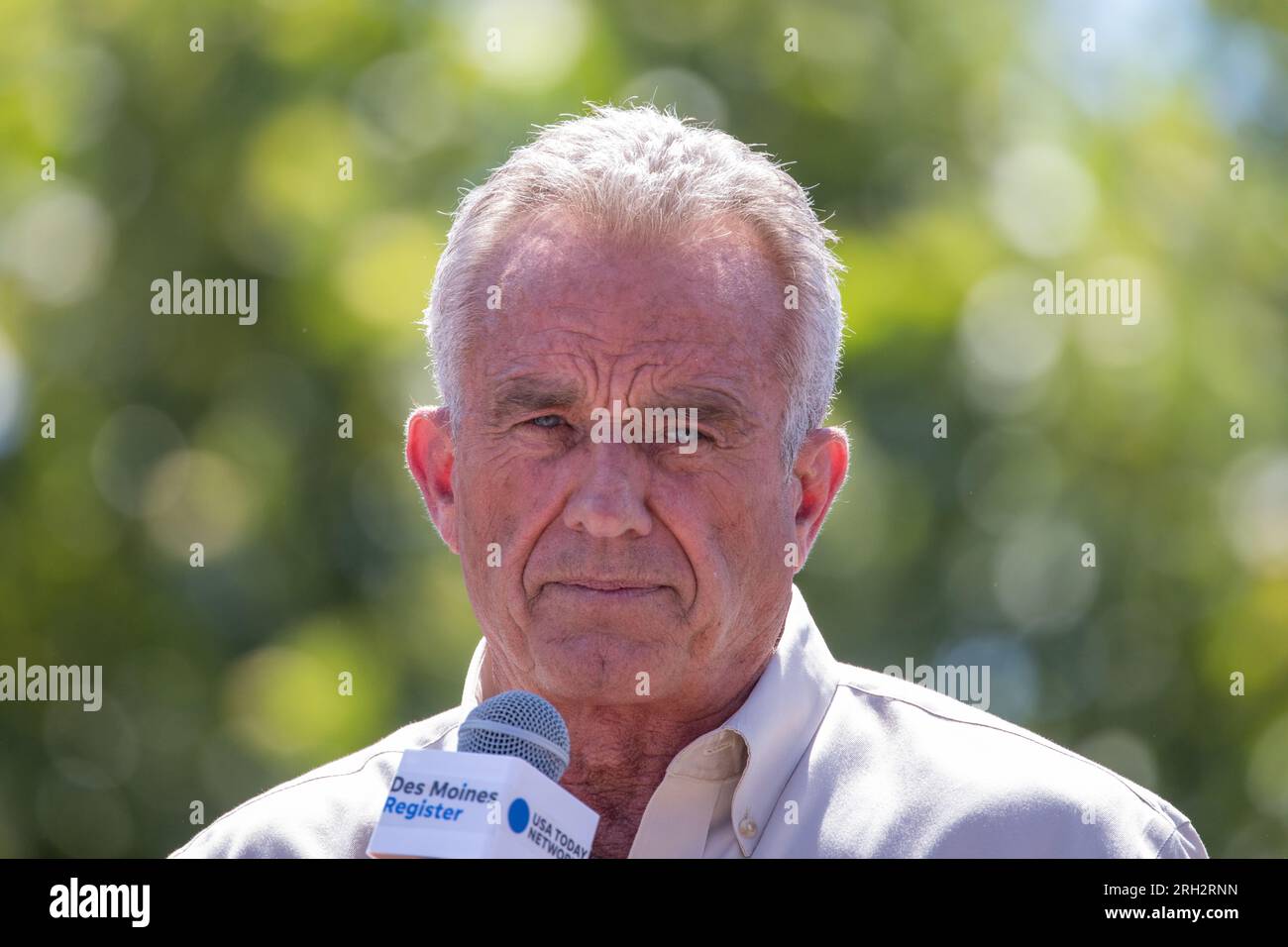 Des Moines, Iowa/USA - 12. August 2023: Autor und demokratischer Präsidentschaftskandidat Robert F. Kennedy Jr. begrüßt Anhänger auf der Iowa State Fair in des Moines, Iowa. Stockfoto