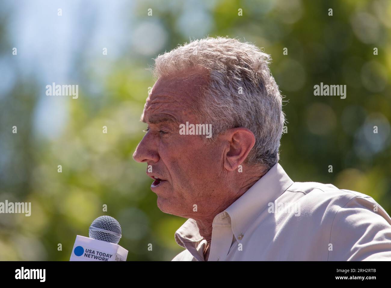 Des Moines, Iowa/USA - 12. August 2023: Autor und demokratischer Präsidentschaftskandidat Robert F. Kennedy Jr. begrüßt Anhänger auf der Iowa State Fair in des Moines, Iowa. Stockfoto