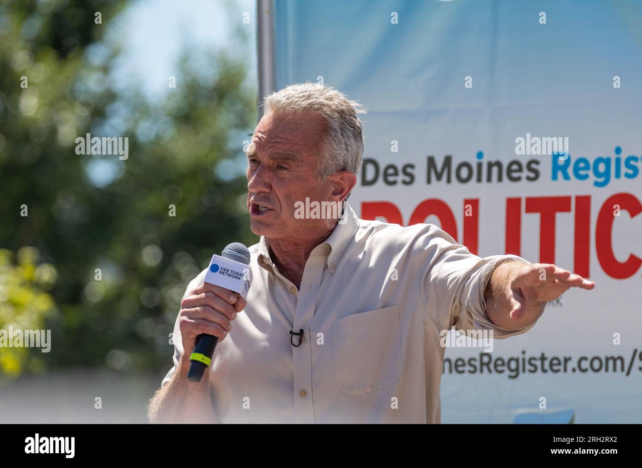 Des Moines, Iowa/USA - 12. August 2023: Autor und demokratischer Präsidentschaftskandidat Robert F. Kennedy Jr. begrüßt Anhänger auf der Iowa State Fair in des Moines, Iowa. Stockfoto