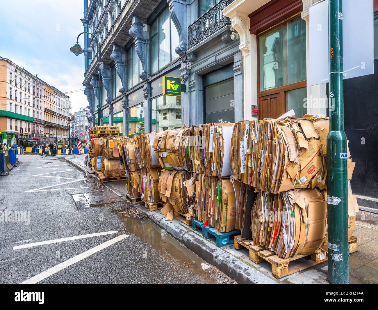 Pakete aus Kartonverpackungen und Holzpaletten, die im Stadtzentrum von Brüssel, Belgien, abgeholt werden müssen. Stockfoto