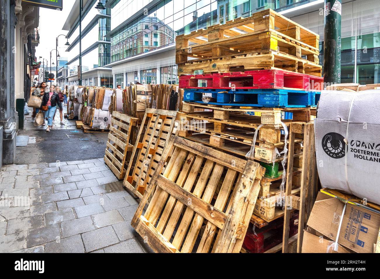 Pakete aus Kartonverpackungen und Holzpaletten, die im Stadtzentrum von Brüssel, Belgien, abgeholt werden müssen. Stockfoto