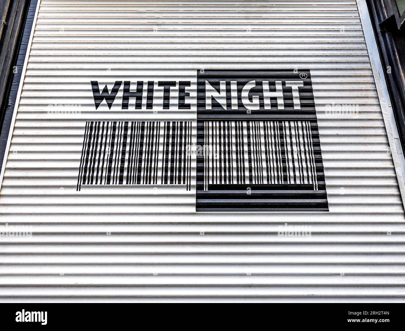 Schild mit Aufdruck „Weiße Nacht“ auf den Fensterläden des Ladens – Brüssel, Belgien. Stockfoto