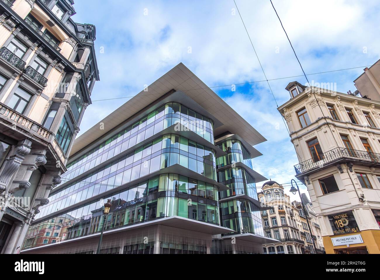 Neues modernes Bürogebäude an der Ecke Rue Sainte-Catherine und Rue de la VGE Noire im Stadtzentrum von Brüssel, Belgien. Stockfoto