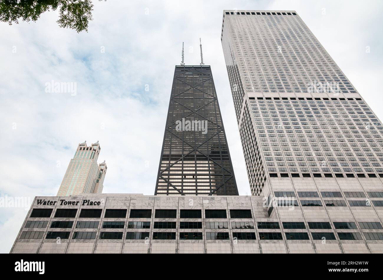 Chicago, Illinois, Unated States - 16. August 2014: Der Water Tower Place, ein Wolkenkratzer in der Innenstadt von Chicago, bietet einen tiefen Blick auf den Water Tower Place. Stockfoto