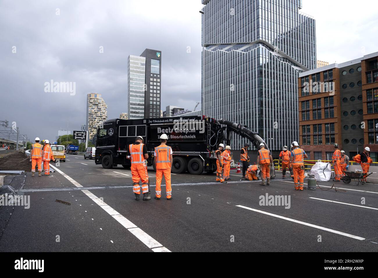 AMSTERDAM - Arbeiten an der Autobahn A10 am Tag vor der Wiedereröffnung. Die Autobahnen A10 und A4 sowie ein Abschnitt der Gleise wurden vorübergehend geschlossen, um zwei riesige Dachabschnitte für einen Passagiertunnel am Bahnhof Amsterdam Zuid zu installieren. ANP SANDER KONING niederlande raus - belgien raus Stockfoto