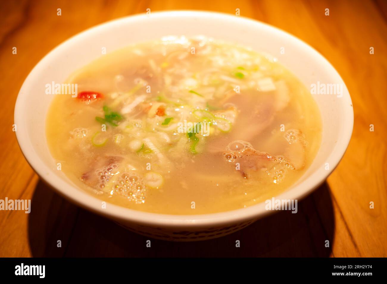 Traditionelles chinesisches Essen mit Hammelsuppe und Reisnudeln Stockfoto