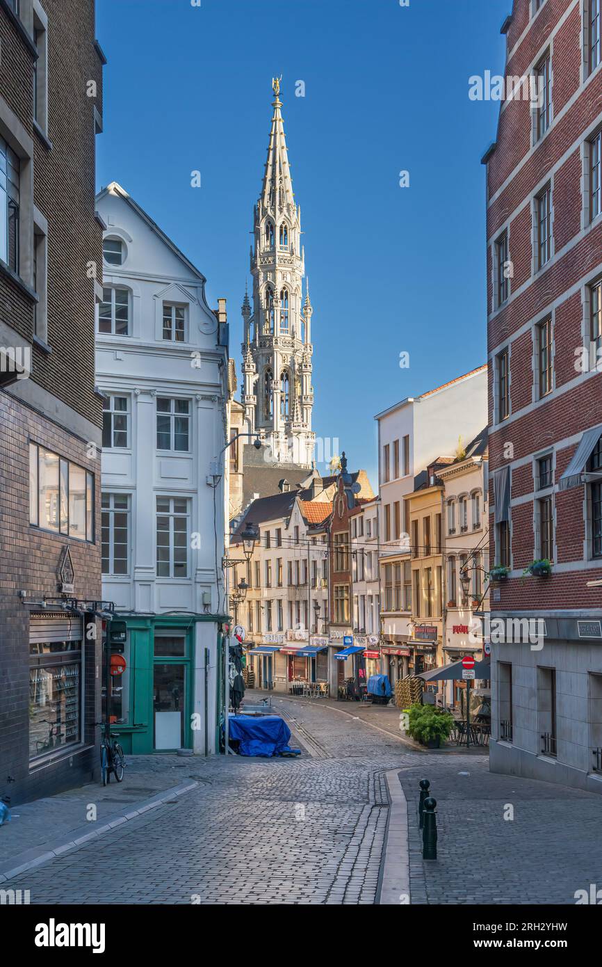 Straßenszene in Brüssel mit Blick auf den Grand Place Stockfoto