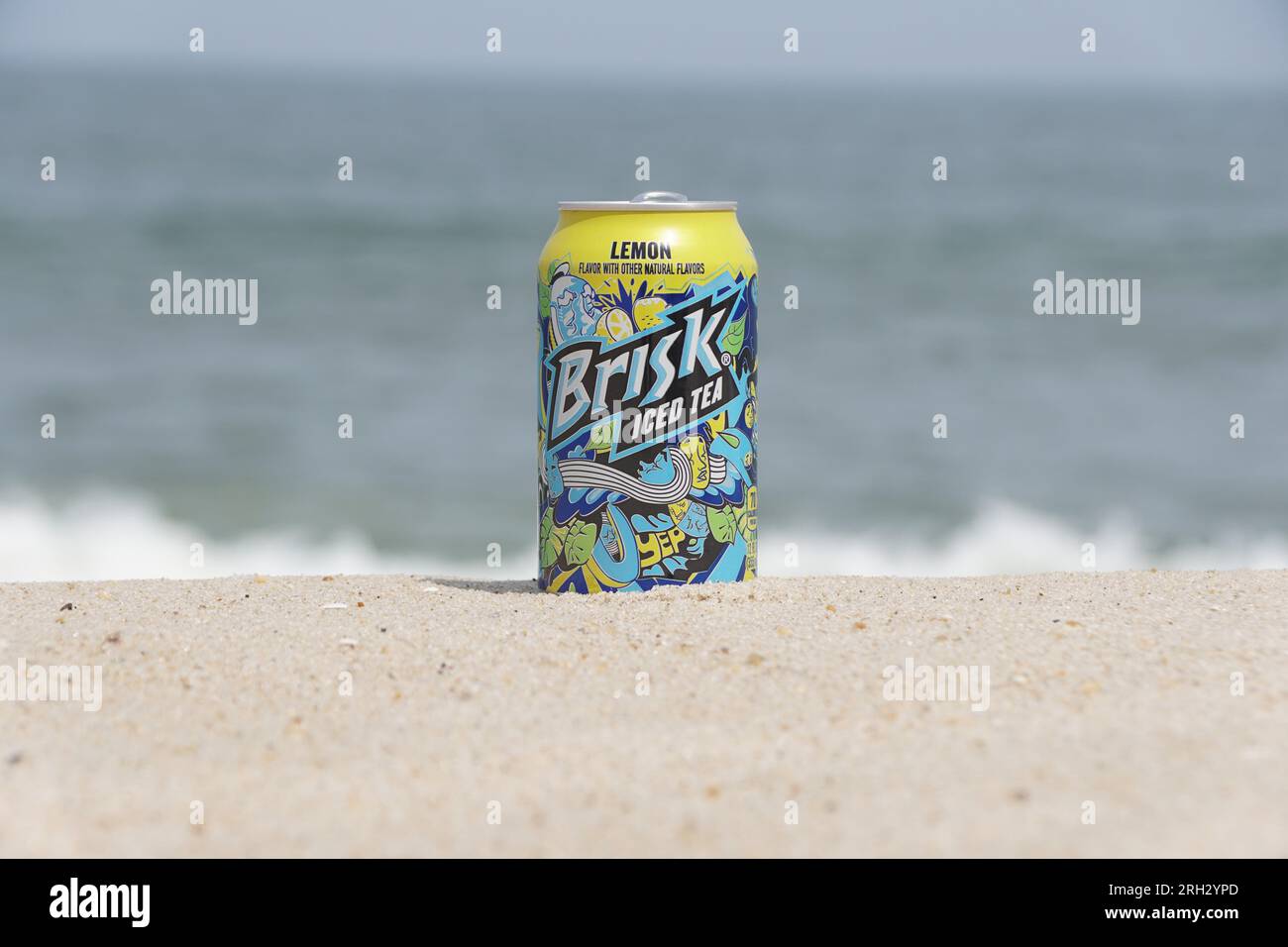 Savage Ditch, Delaware, USA - 5. August 2023 - Eine Dose Eistee am Strand Stockfoto