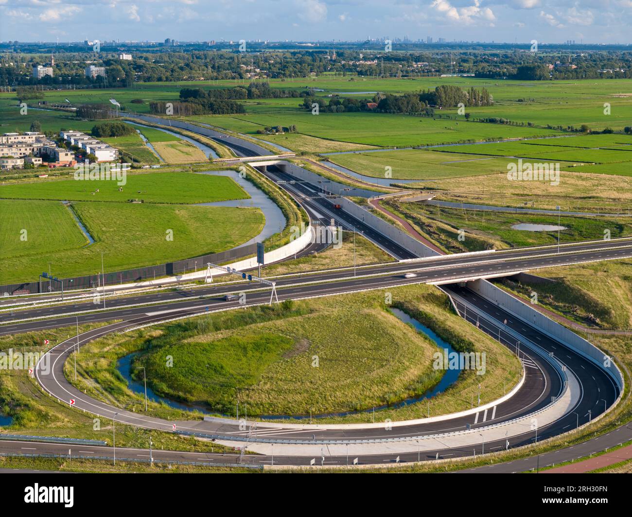 Luftaufnahme eines Autobahnkreuzes der A44 in Leiden, Niederlande. Stockfoto