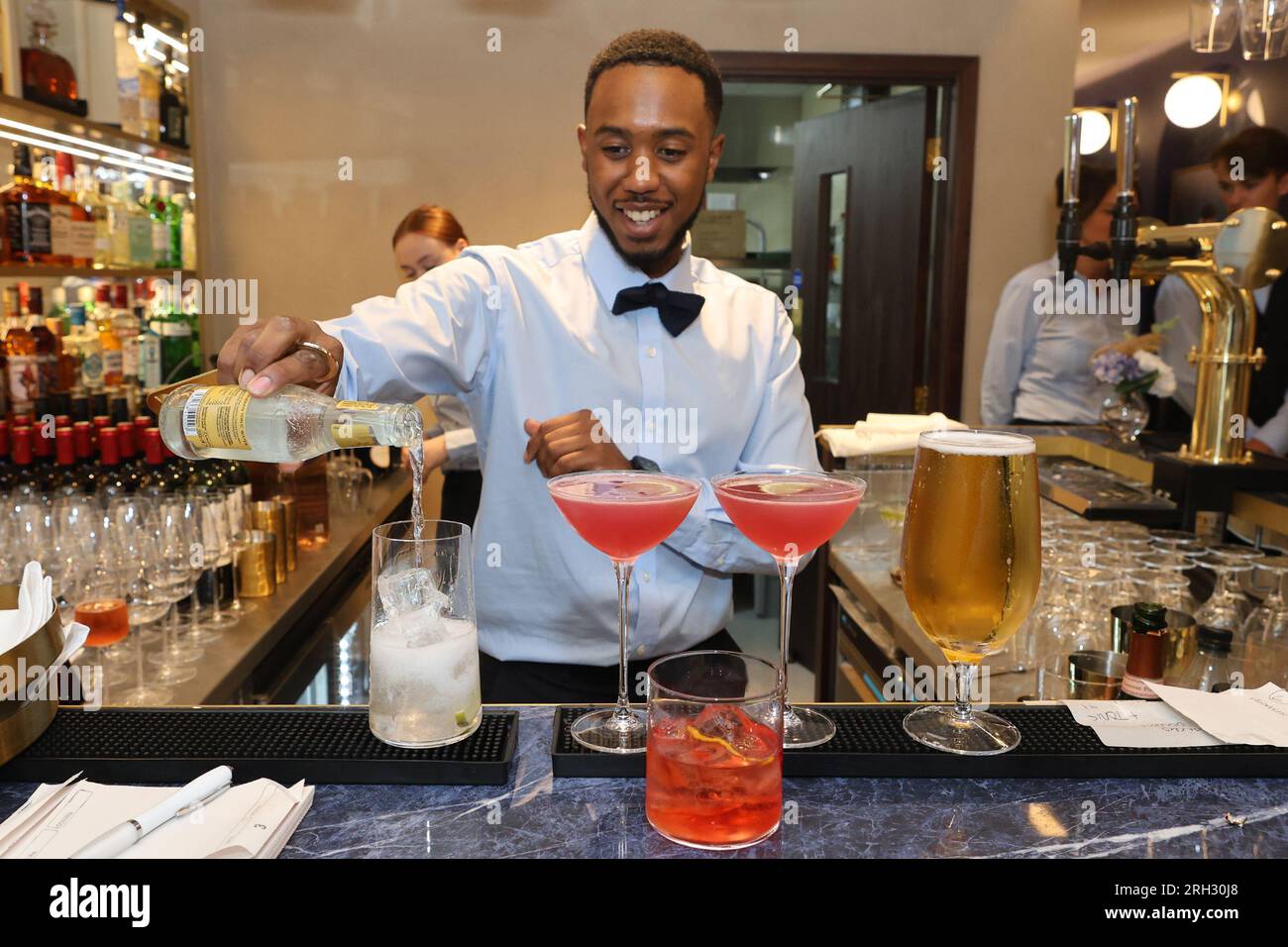 Ein Kellner, der Cocktails macht Stockfoto