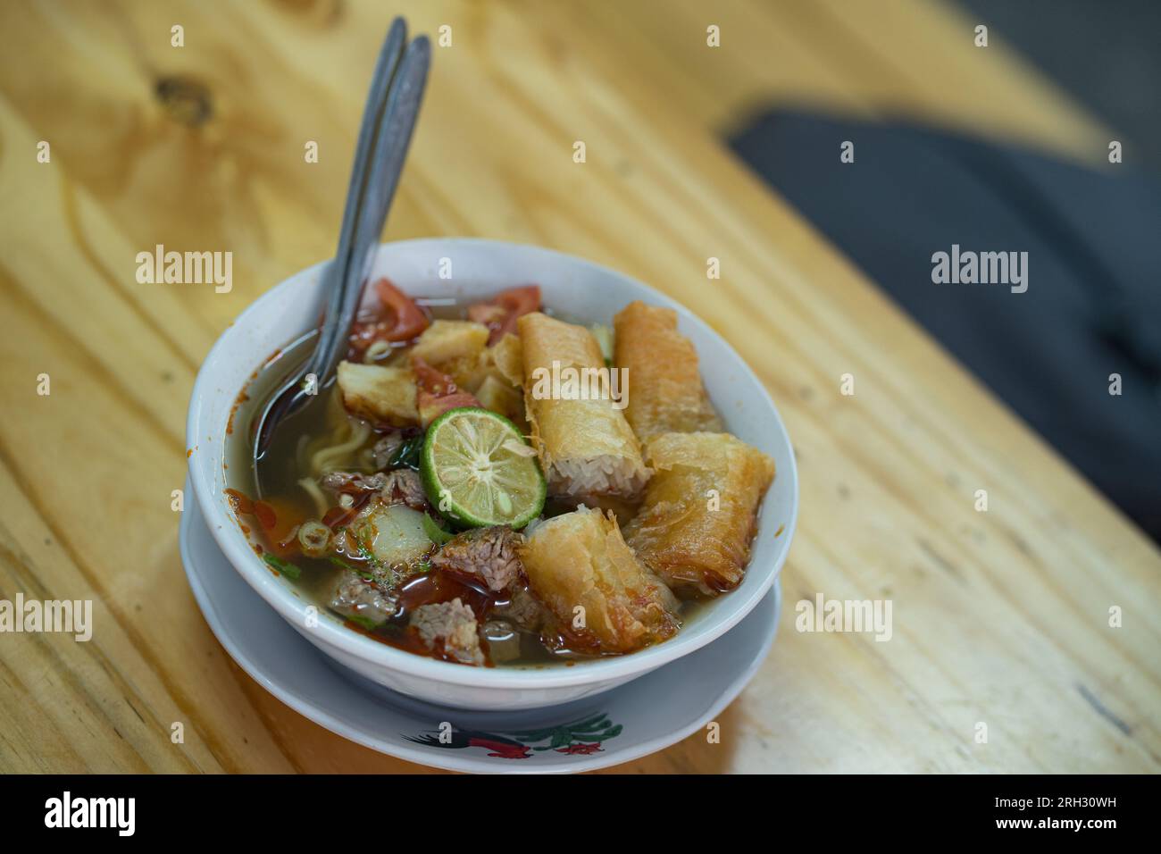 Soto Mie Bogor, auch bekannt als Bogornese Noodle Suppe, ist ein schmackhaftes indonesisches Gericht, das reiche Brühe, zarte Nudeln und eine Reihe herzhafter i kombiniert Stockfoto