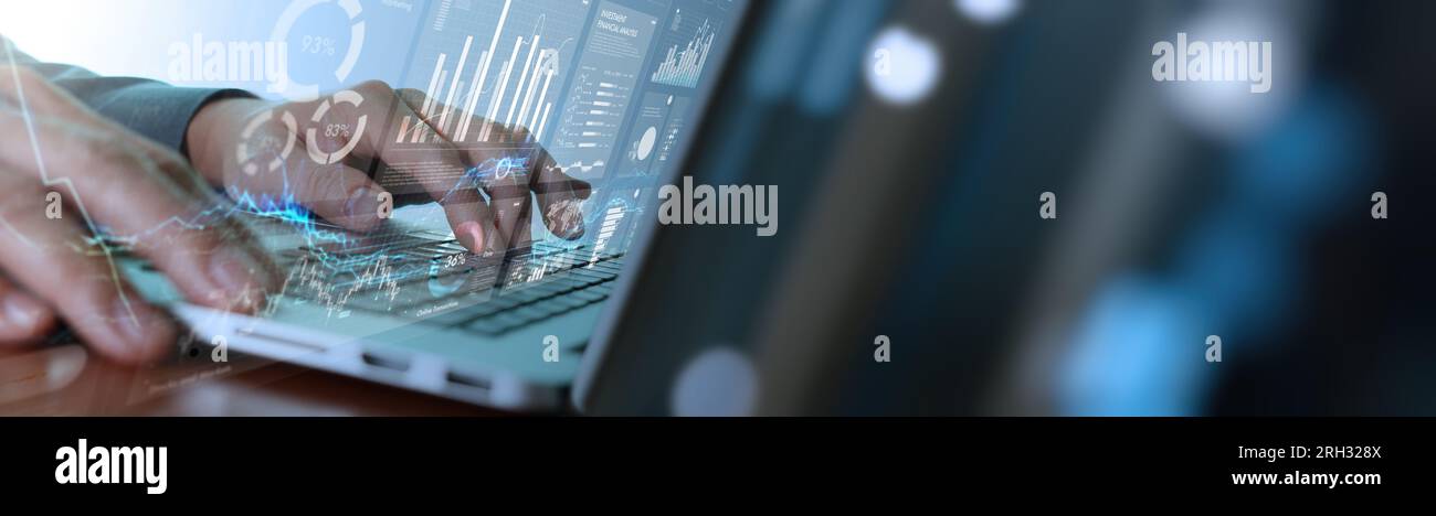 Digitales Online-Marketing – Verkaufskonzept für den Handel. Geschäftsleute analysieren Vertriebsdaten und planen eine Strategie, um Kundenbeziehungen aufzubauen und die Kundenbindung zu erhöhen Stockfoto