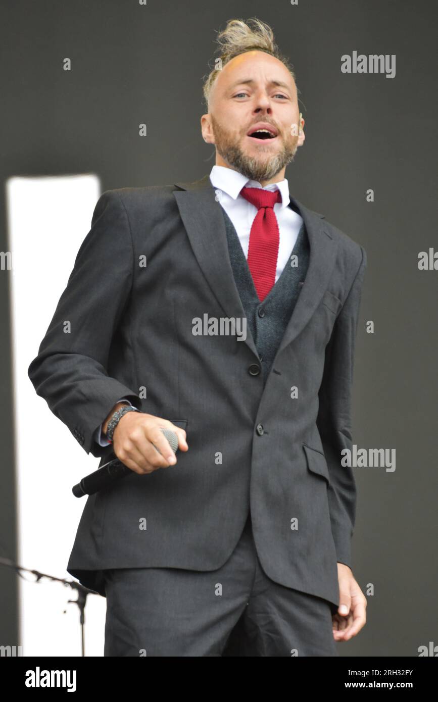 Boardmasters Festival, Newquay - Gentleman's Dub Club auf der Hauptbühne im Regen. Sonntag, 13. August. Kredit: Graham Tarrant/Alamy Live News Stockfoto