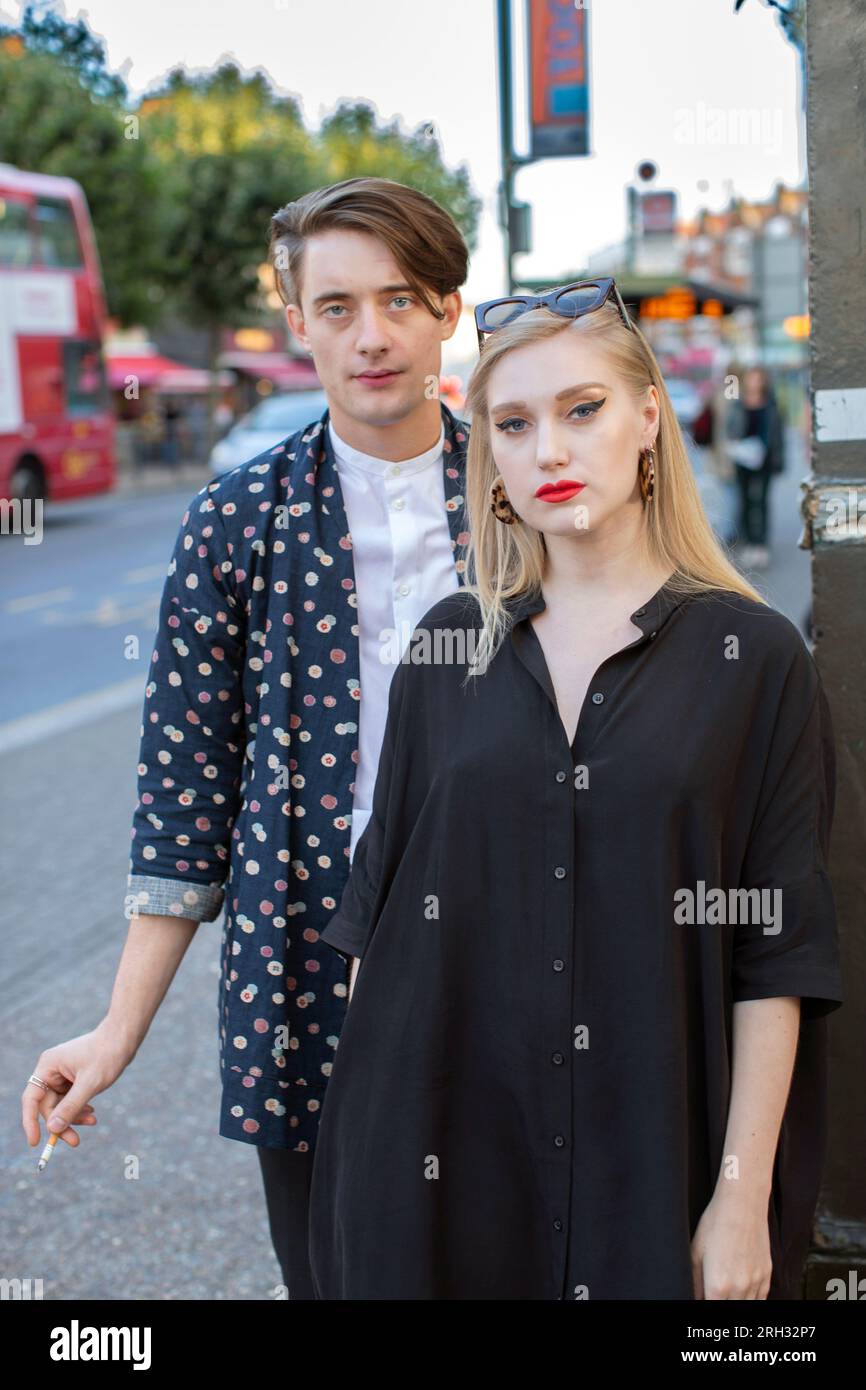 Millennials-Paar, Blick auf ein junges Paar, das in den Straßen von London, Großbritannien, steht Stockfoto