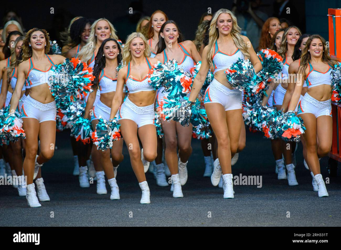 Miami Dolphins cheerleaders walk onto the field during an NFL pre-season football game against the Atlanta Falcons, Friday, Aug. 11, 2023, in Miami Gardens, Fla. (AP Photo/Doug Murray) Stockfoto