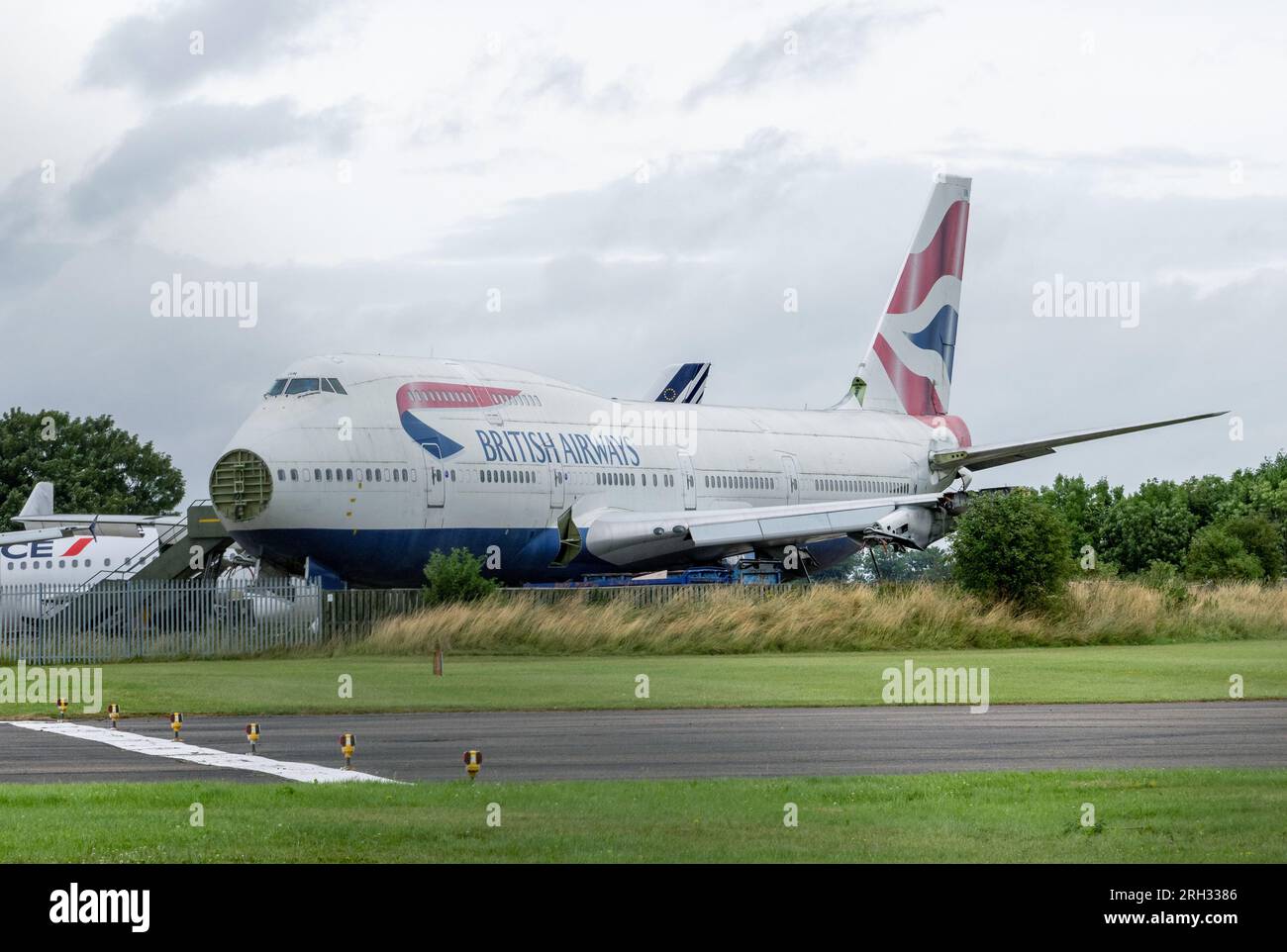 Ein außer Betrieb genommenes, pensioniertes British Airways 747 G-CIVN-Flugzeug, das am Flughafen Cotswold wegen Ersatz/Schrott abbrach Stockfoto
