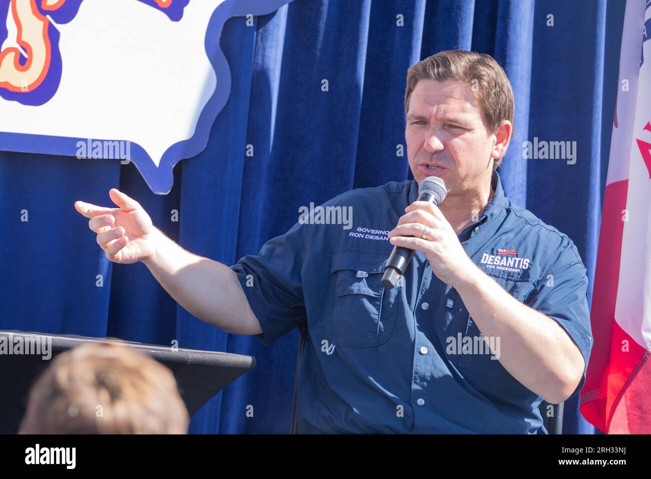 Des Moines, Iowa, USA - 12. August 2023: Der republikanische Gouverneur und Präsidentschaftskandidat Floridas Ron DeSantis begrüßt Fans bei den Iowa State Fair Side Chats in des Moines, Iowa. Stockfoto