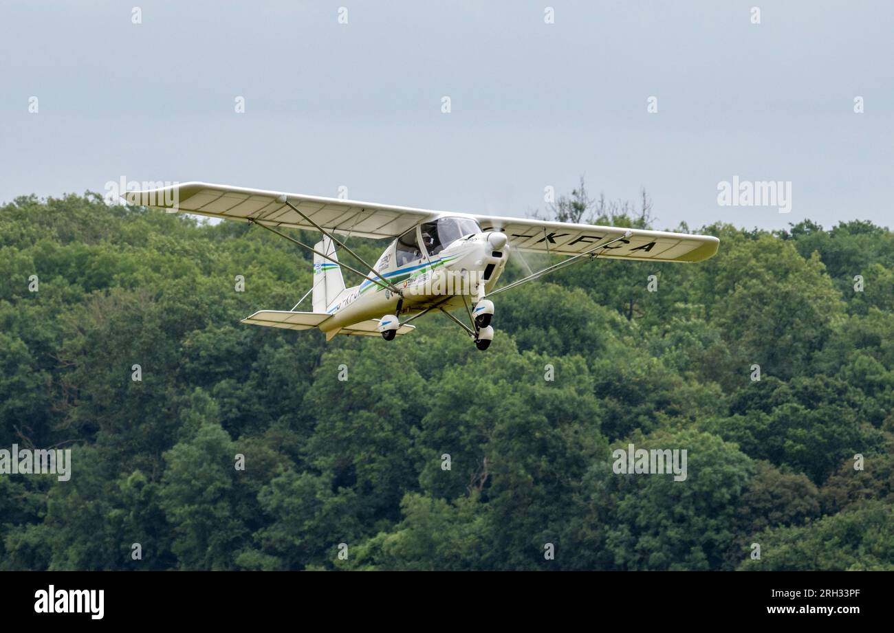 Ikarus C42 Microlight am Flughafen Cotswold verwendet Zero SynAVGas UL91 als Antrieb für den Flugzeugmotor, um Technologie zur Reduzierung der CO2-Emissionen zu entwickeln Stockfoto