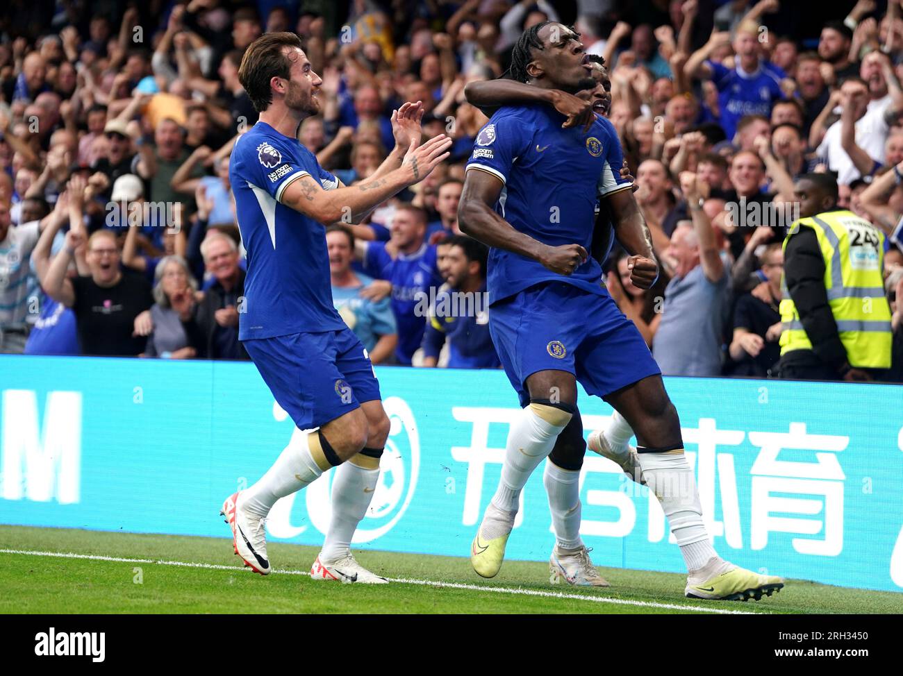Chelsea's Axel Disasi (rechts) feiert das erste Tor seiner Seite des Spiels mit Teamkollegen während des Premier League-Spiels auf der Stamford Bridge, London. Foto: Sonntag, 13. August 2023. Stockfoto