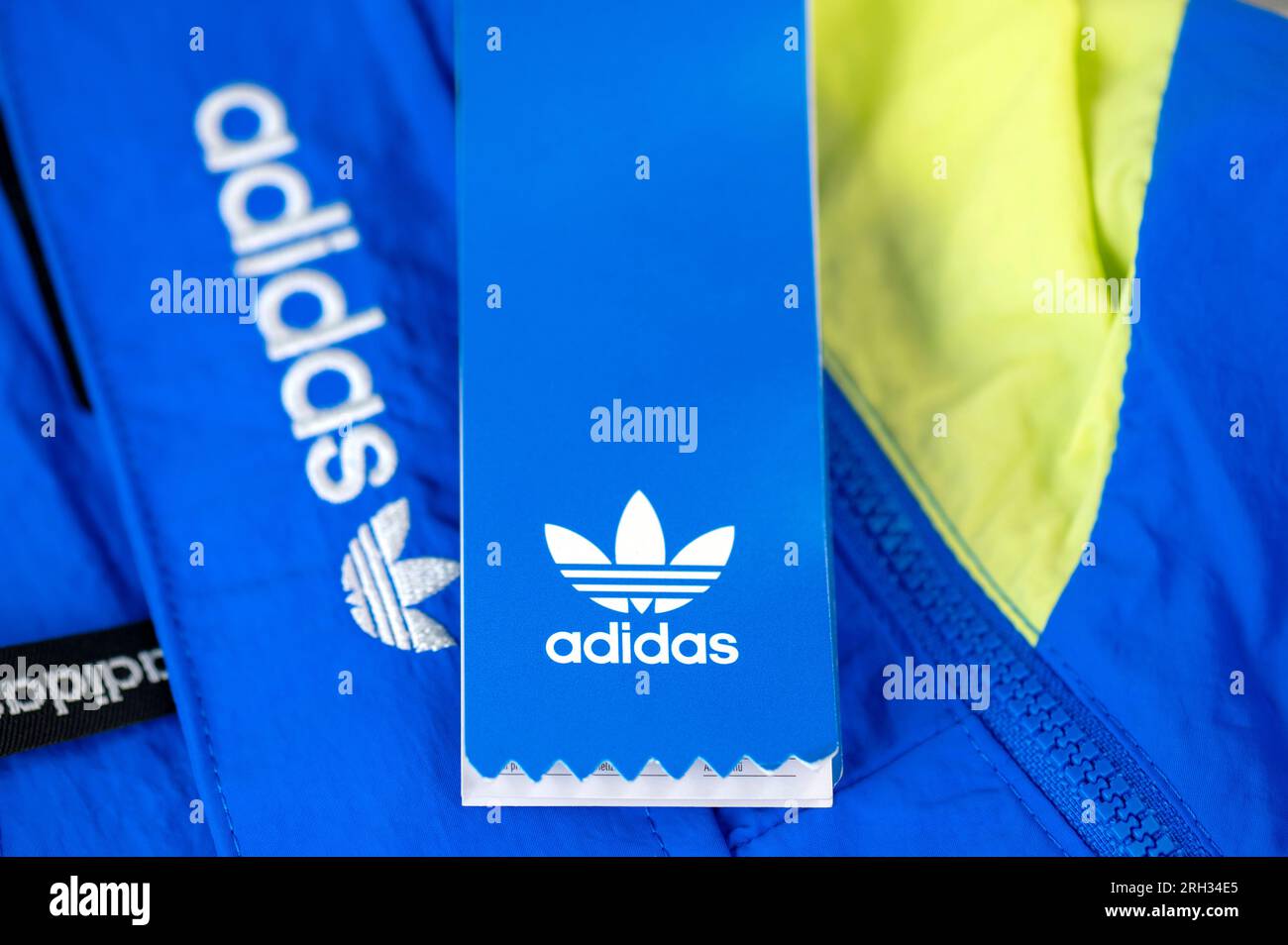 BERLIN - AUGUST 12: Sportjacke und blaues Label mit Adidas Original-Logo in Berlin am 12. August. 2023 in Deutschland Stockfoto
