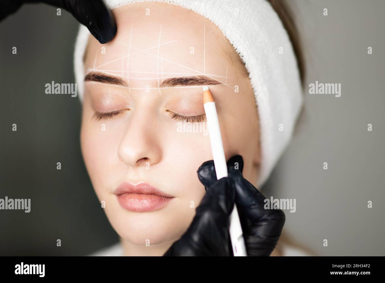 Kosmetologe Kartierung Der Augenbrauen Einer Frau Mit Weißem Bleistift Vor Permanenter Make-Up-Behandlung Stockfoto