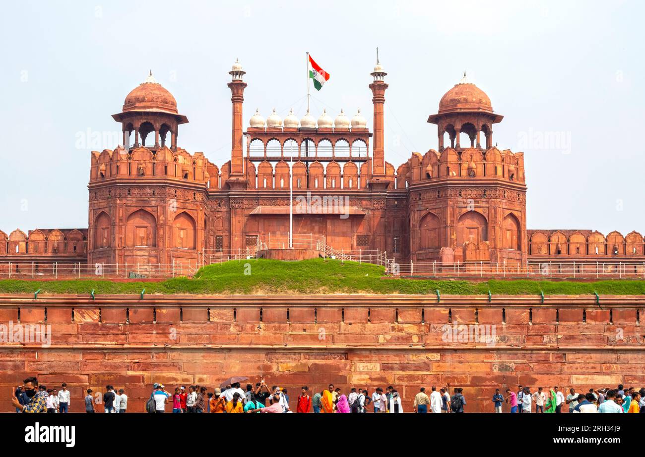 NEW DELHI - SEPTEMBER 17: Fassade des Red Fort oder Lal Qila und Besucher in New Delhi am 17. September. 2022 in Indien Stockfoto