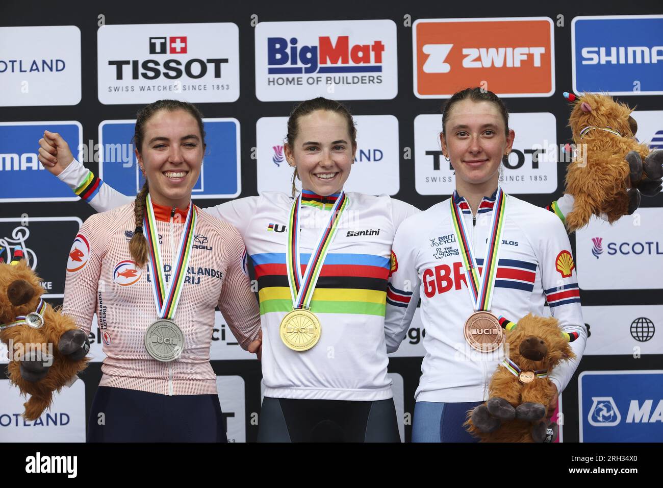 Glasgow, Großbritannien. 13. Aug. 2023. Niederländisch U23 Shirin van Androoij, Ungarisch U23 Kata Blanka Vas und schottische Anna Shackley von SD Worx feiern auf dem Podium nach dem Straßenrennen der Elite-Frauen bei der UCI World Championships Cycling, in Glasgow, Schottland, Sonntag, 13. August 2023. UCI organisiert die Welten mit allen Disziplinen des Radfahrens, des Straßenrades, des Indoor-Radfahrens, des Mountainbikes, des BMX-Rennens, Straßen- und Hallenparkradfahren, in Glasgow vom 05. bis 13. August. BELGA FOTO DAVID PINTENS Kredit: Belga News Agency/Alamy Live News Stockfoto