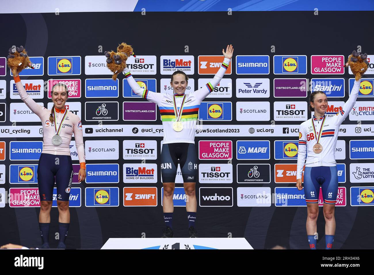 Glasgow, Großbritannien. 13. Aug. 2023. Niederländisch U23 Shirin van Androoij, Ungarisch U23 Kata Blanka Vas und schottische Anna Shackley von SD Worx feiern auf dem Podium nach dem Straßenrennen der Elite-Frauen bei der UCI World Championships Cycling, in Glasgow, Schottland, Sonntag, 13. August 2023. UCI organisiert die Welten mit allen Disziplinen des Radfahrens, des Straßenrades, des Indoor-Radfahrens, des Mountainbikes, des BMX-Rennens, Straßen- und Hallenparkradfahren, in Glasgow vom 05. bis 13. August. BELGA FOTO DAVID PINTENS Kredit: Belga News Agency/Alamy Live News Stockfoto