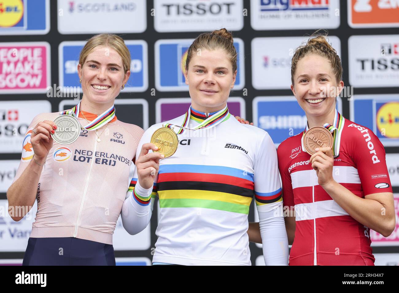 Glasgow, Großbritannien. 13. Aug. 2023. Dutch Demi Vollering, die belgische Lotte Kopecky und die deutsche Hannah Ludwig vom Uno-X Pro Cycling Team wurden auf dem Podium nach dem Straßenrennen der Elite-Frauen bei der UCI World Championships Cycling in Glasgow, Schottland, am Sonntag, den 13. August 2023, abgebildet. UCI organisiert die Welten mit allen Disziplinen des Radfahrens, des Straßenrades, des Indoor-Radfahrens, des Mountainbikes, des BMX-Rennens, Straßen- und Hallenparkradfahren, in Glasgow vom 05. bis 13. August. BELGA FOTO DAVID PINTENS Kredit: Belga News Agency/Alamy Live News Stockfoto