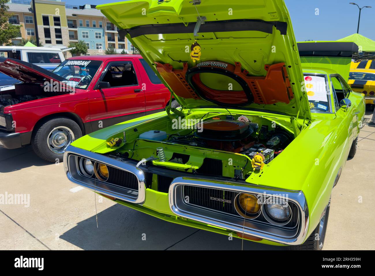 Little Elm, Texas - 11. Juni 2023: Hellgrüner Dodge Super Bee gegen 1970 Coupé auf der Automesse. Stockfoto