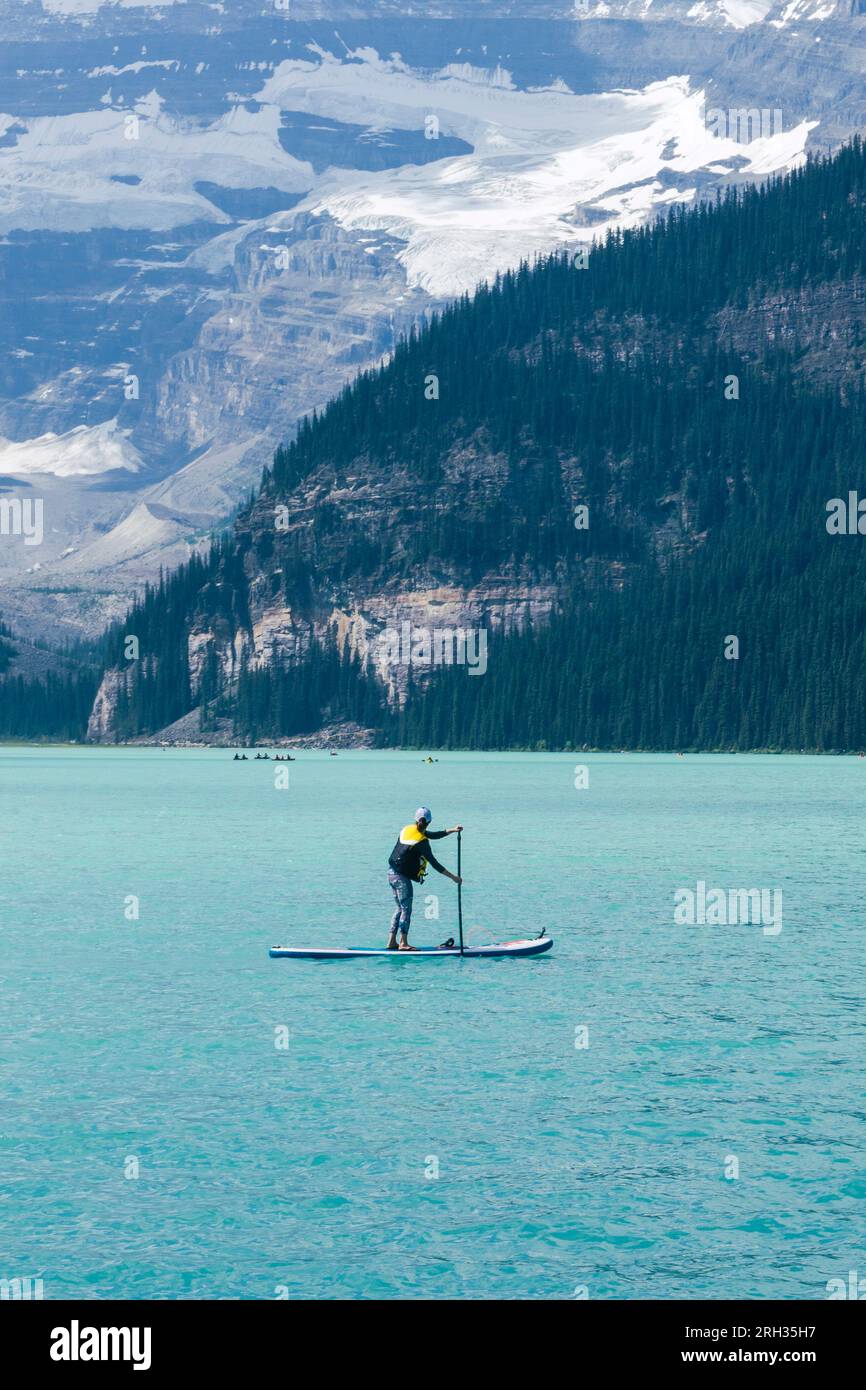 Eine Person paddelt gern auf dem Lake Louise auf einem Stand-Up-Paddle-Board in BC in Kanada Stockfoto
