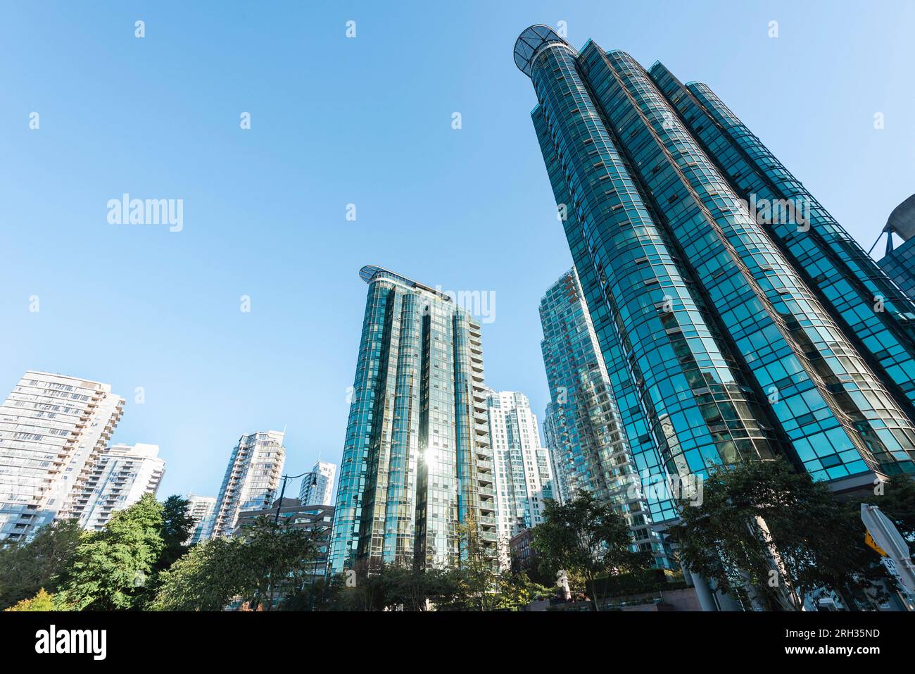 Blick auf die Wolkenkratzer mit Glasfront an einem sonnigen Tag in Vancouver, British Columbia in Kanada Stockfoto