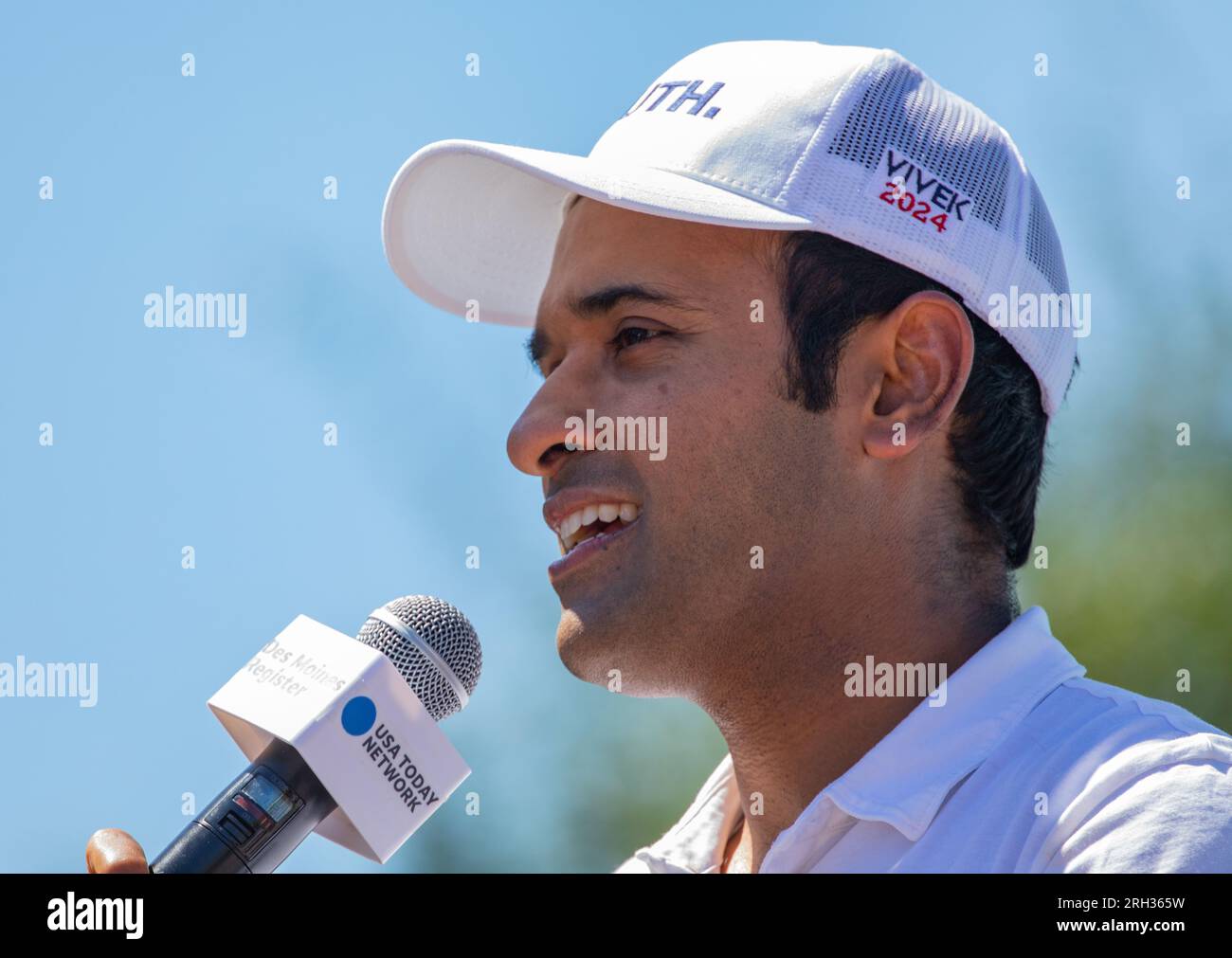 Des Moines, Iowa, USA - 12. August 2023: Biotechnology Entrepreneur und republikanische Präsidentschaftskandidatin Vivek Ramaswamy begrüßt Fans bei den Iowa State Fair Side Chats in des Moines, Iowa. Stockfoto