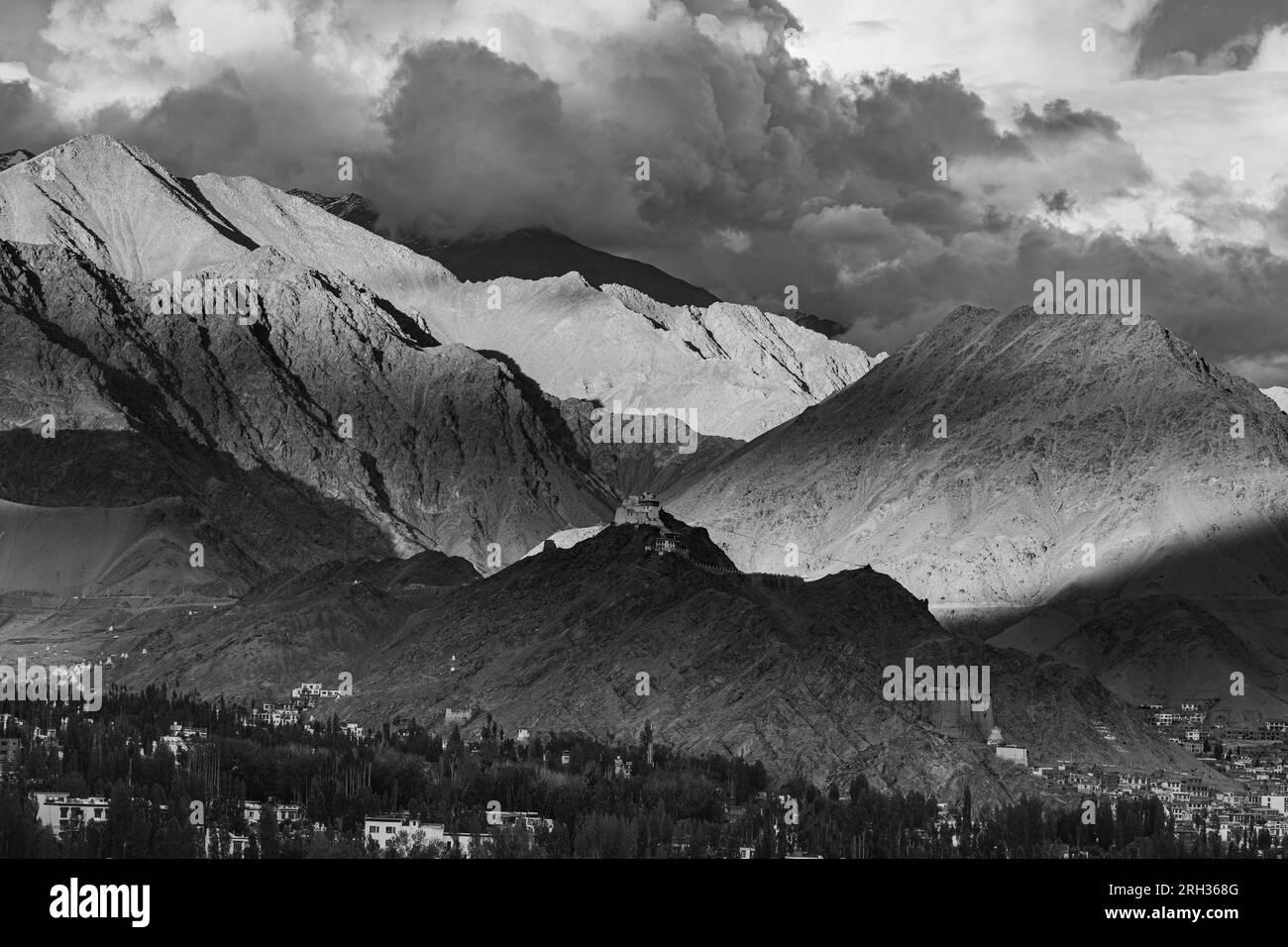 Blick auf ein berühmtes Wahrzeichen in Leh Stadt, Namgyal Temo in Ladakh, Indien am 10. August 2023 Stockfoto