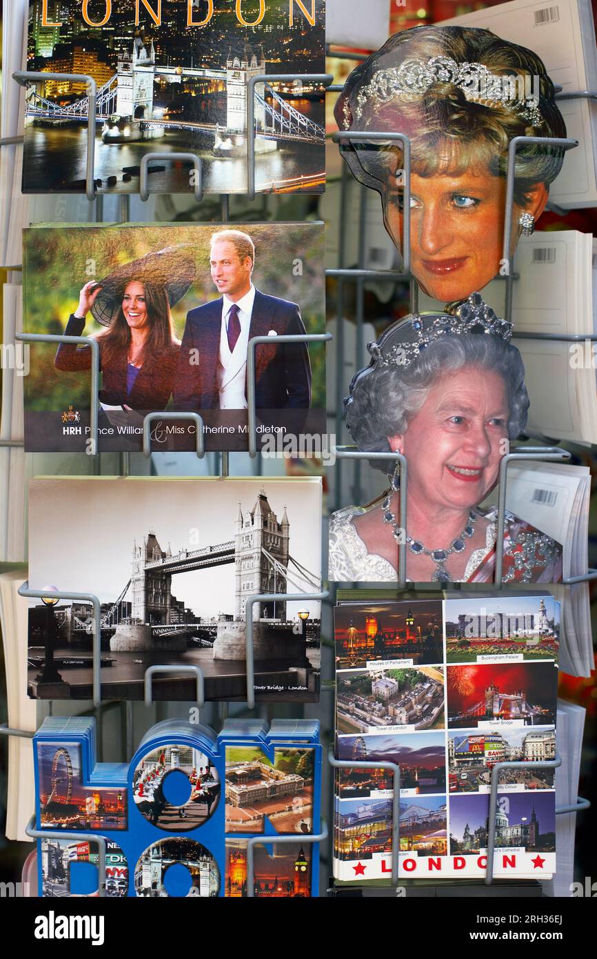 Königin Elizabeth, Diana, Prinzessin von Wales, Postkarten in einem Regal. Stockfoto