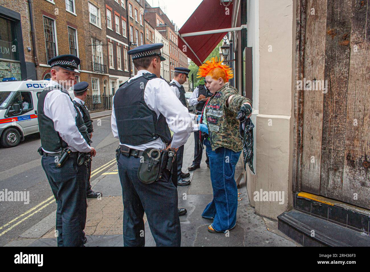 Die Polizei hält einen Punks am königlichen Hochzeitstag fest. Stockfoto