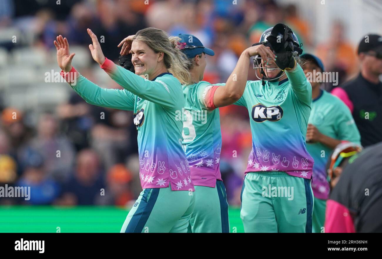 Paige Scholfield von Oval Invincibles feiert das Wicket von Erin Burns in Birmingham, Phoenix, während des hundertsten Spiels in Edgbaston, Birmingham. Foto: Sonntag, 13. August 2023. Stockfoto