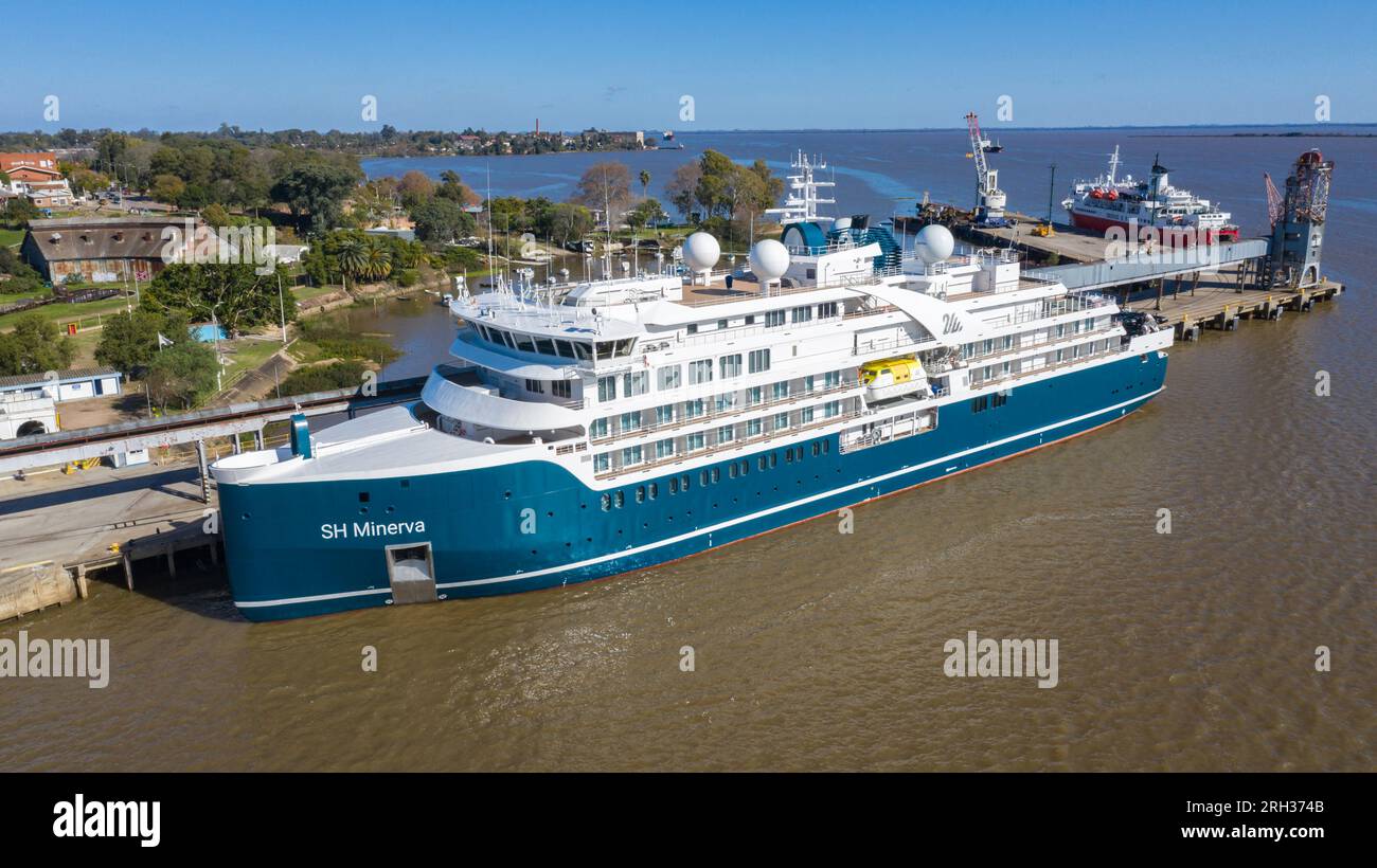 Das Expeditionsschiff SH MINERVA liegt im Hafen von Fray Bentos. Seitenansicht von oben. Stockfoto